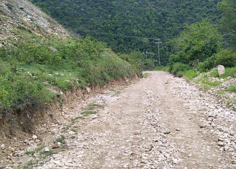 Dirigente comunitario reitera denuncia sobre deterioro de calle de acceso a escuela en Riochill en Barahona