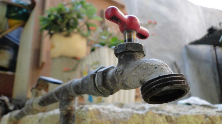 Amas de casa denuncian falta de agua en sector Nueva York Chiquito, de Cabral.