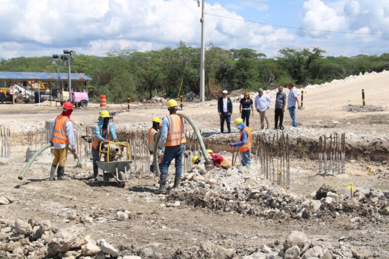 Gobernadora de Azua supervisa construcción carretera playa Tortuguero