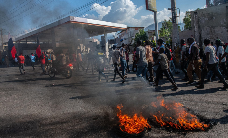 Pandillas en Haití quemaron más de una docena de farmacias