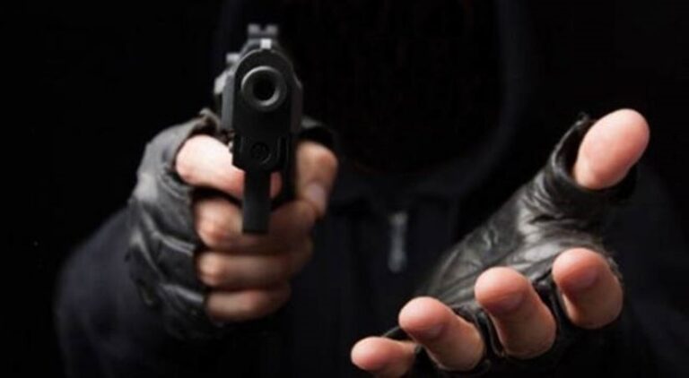 Hombres con uniformes del Dicrim encañonan familia, roban pertenencias y queman vehículo en Barahona