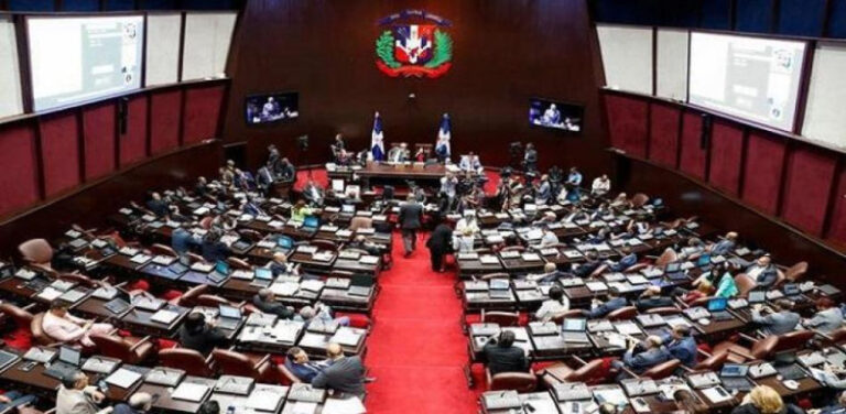 Diputados aprueban que becados que no regresen al país devuelvan al Gobierno costo de estudios