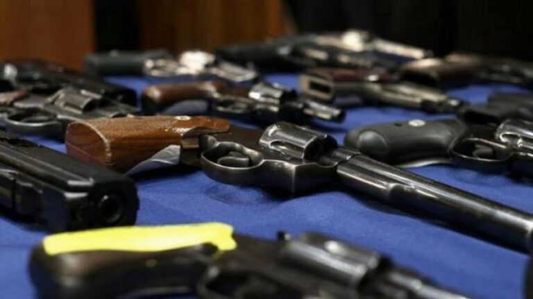 Ocupan arma ilegal y apresan a un hombre tras allanamiento en Pedernales
