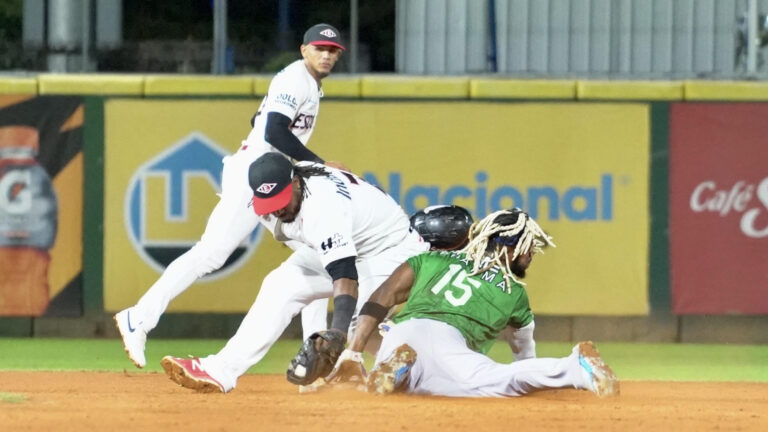 Cerveceros derrotan a los Rays y se colocan a dos triunfos del título de la Serie Mundial
