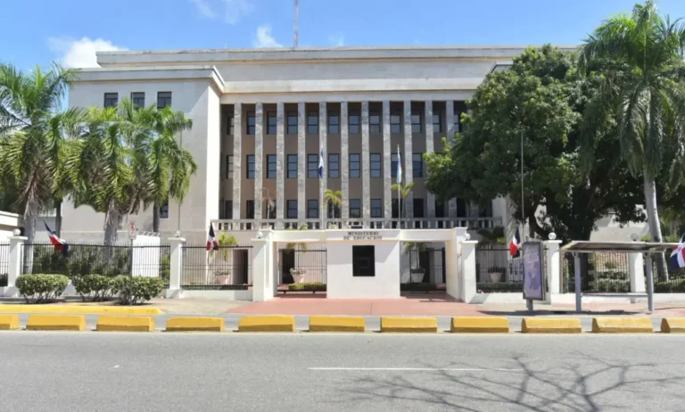 Educación prohíbe celulares en el nivel inicial, restricciones en primaria y regulado en secundaria