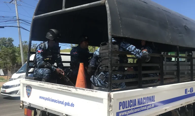Policía apresa a tres hombres que asaltaron colmado con pistola de juguete en Cabral