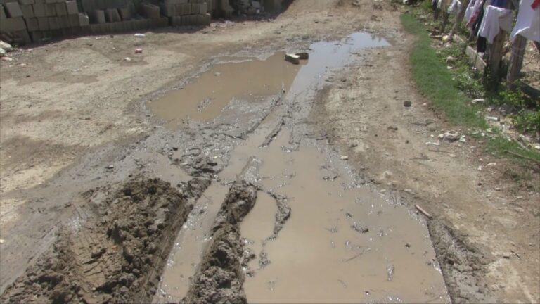 Moradores de Carrizal, Peralta, claman por aceras, contenes y calles en mejores condiciones