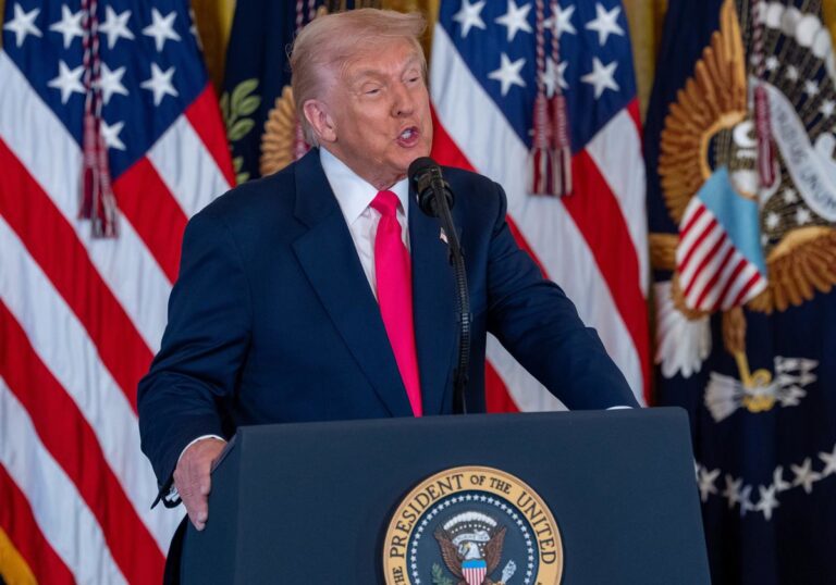Trump anuncia EU golpeará fuerte a Teherán esta noche