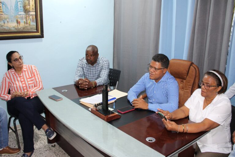 Lía Díaz y Marino Lebrón trazan agenda común en favor de la educación de Azua