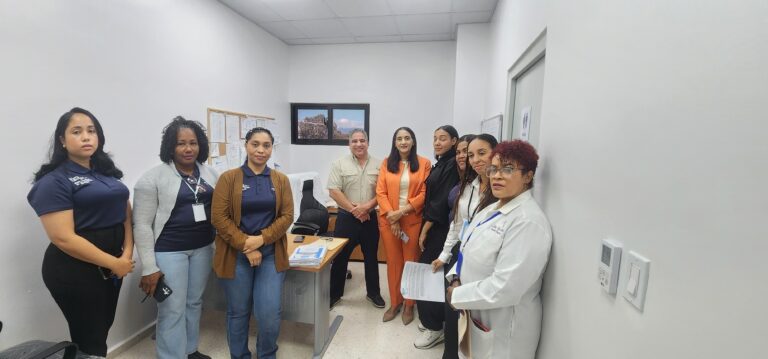 Senadora Lía Díaz supervisa hospitales en Azua y llama a la prudencia en Semana Santa