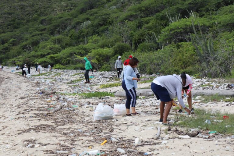 ENTRAS impulsa jornada de limpieza en Playa El Barco y fortalece su Red de Voluntariado