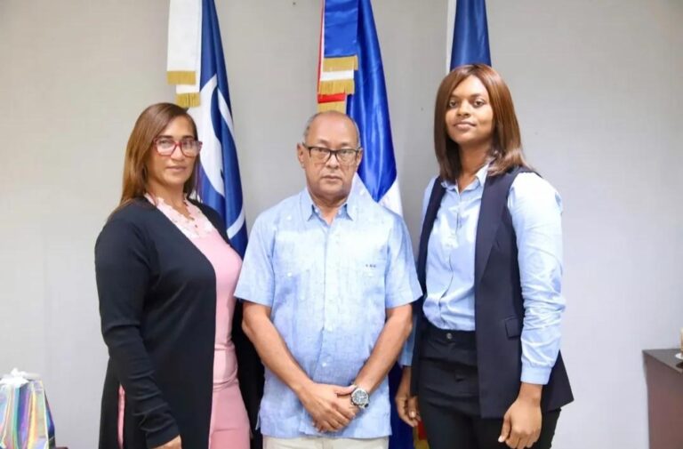 EL DIRECTOR DEL SRS EL VALLE, DR. CÉSAR BENZAN    juramenta a la Dra. Marlen Méndez como   directora de la Gerencia I de Azúa