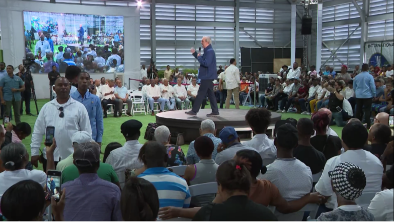 Abinader inicia entrega de 2,000 títulos de propiedad en Los Guandules como parte de plan que beneficiará a 8,000 familias