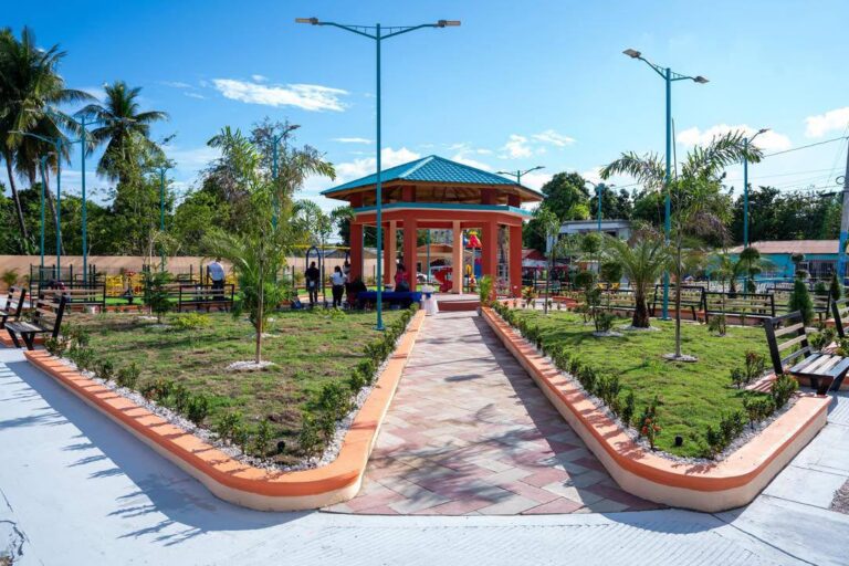 Ayuntamiento Municipal de Azua llama a cuidar el Parque Infantil de La Bombita