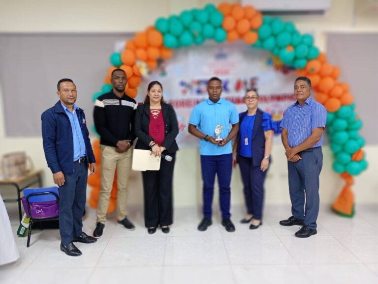 Estudiantes del Distrito 03-01 de Azua brillan en las Olimpiadas de Lenguas Extranjeras, etapa Regional, consiguen siete primer lugar