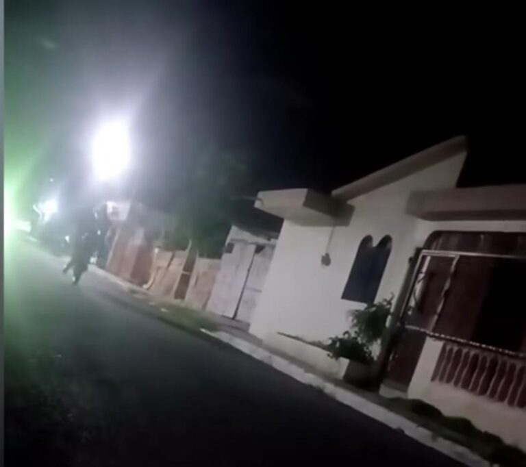 Jóvenes ponen en riesgo sus vidas realizando maniobras peligrosas en La Bombita, Azua