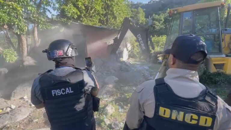 DNCD desmantela punto de drogas y derriba con retroexcavadora vivienda utilizada para el microtráfico en Guayabal