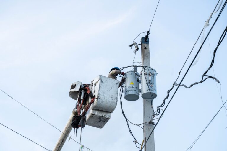 Edesur mejora la continuidad y calidad del suministro en Azua con la instalación de tres nuevos transformadores de distribución