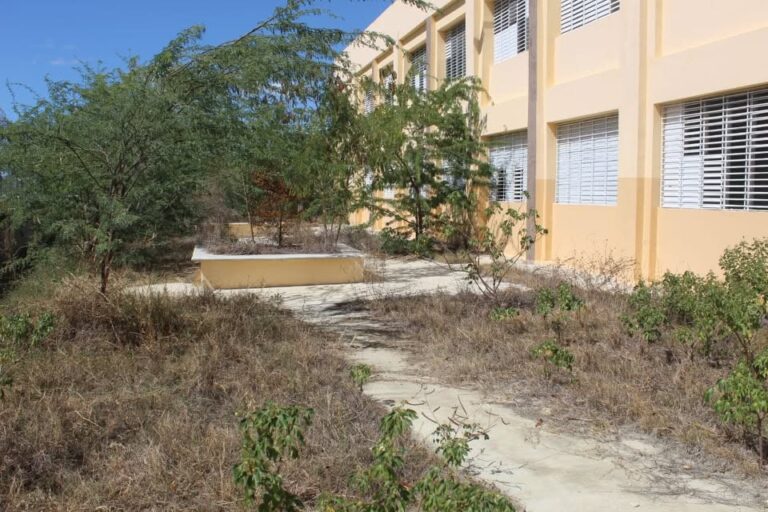 Padres rechazan inscribir a sus hijos en el Liceo Experimental UASD de Azua por presuntas condiciones de insalubridad