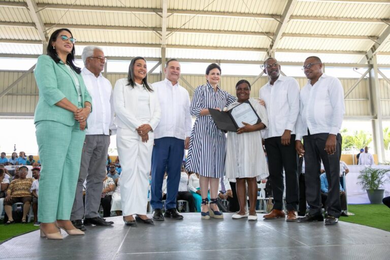Lia Díaz destaca impacto social de 450 títulos de propiedad y nuevo techado deportivo en Guayacanal
