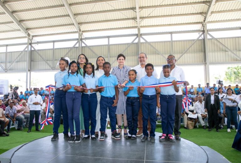 Vicepresidenta Raquel Peña entrega techado de la Escuela Javier Antonio Castillo Pérez en Pueblo Viejo, Azua