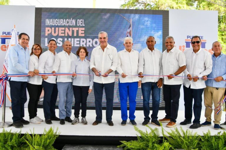 ¡Peravia celebra una transformación largamente esperada! El Presidente Abinader entrega dos nuevos puentes y transforma la comunidad de Matanza con asfaltado