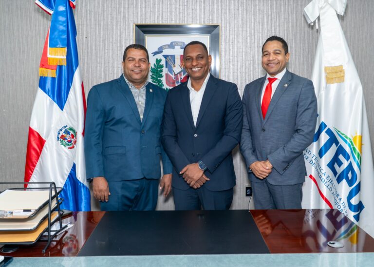 Director de UTEPDA recibe visita de legisladores de Pedernales y garantiza apoyo para rehabilitar caminos agrícolas