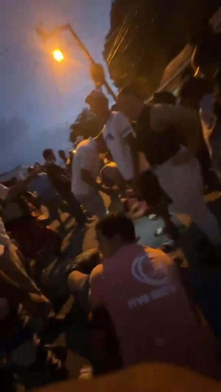 Indignación en Azua por tardanza del 911: comunitarios trasladan en una camioneta a dos heridos en accidente de motocicletas