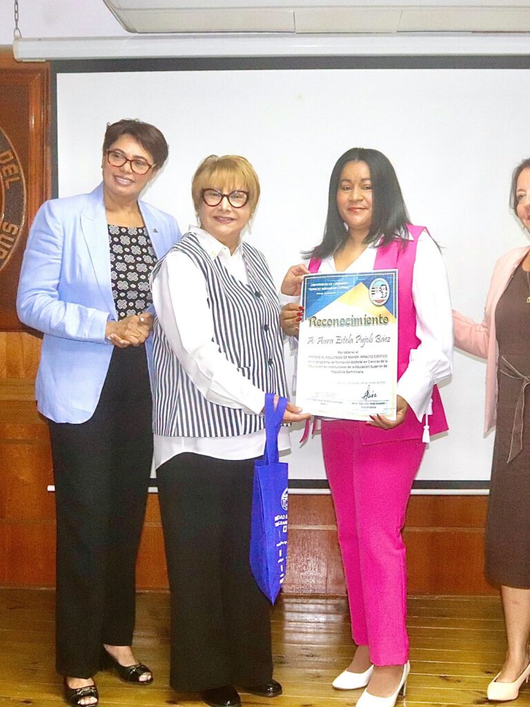Aura Estela Pujols Báez recibe reconocimiento al mayor impacto científico en tesis doctoral por la universidad de Cuba Camagüey