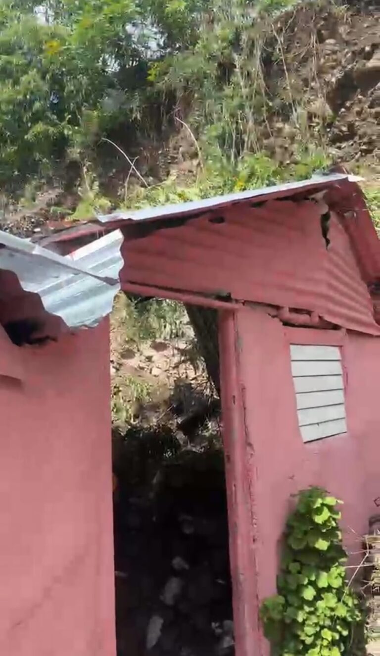 ¡VIVIENDA SE DERRUMBA EN PERALTA DE AZUA Y DEJA A UNA FAMILIA A LA INTEMPERIE!