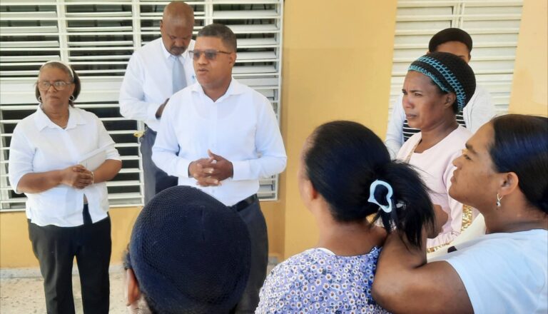 Diálogo y consenso, Distrito Educativo 03-01, de Azua logra reapertura de la escuela Las Charcas Nueva.