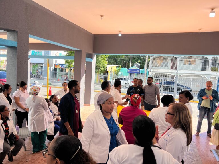 Colegio Médico paraliza labores en el Hospital Taiwán de Azua en apoyo a huelga nacional
