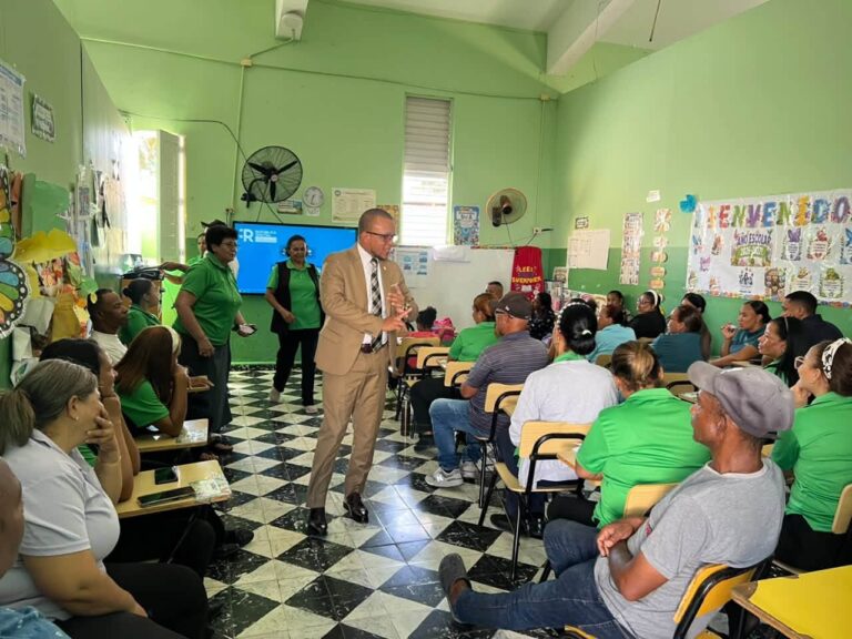 Ministerio Público de Azua orienta a docentes del Colegio Padre Camilo Boesman sobre la Ley 74-25