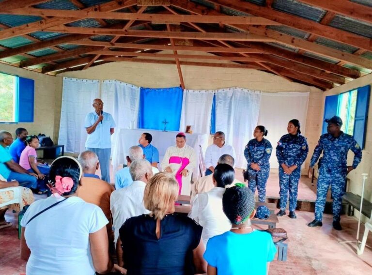 Vías de dignidad ya! Obispo y comunitarios exigen al Gobierno el asfaltado de Sabana Larga en Elías Piña.